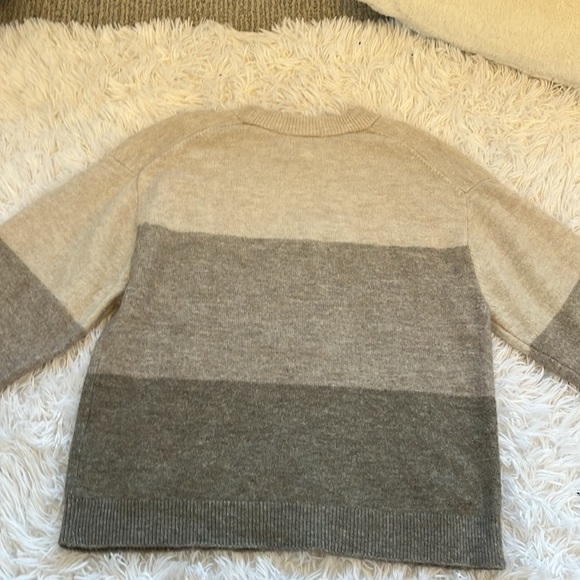 This is an H&M cream striped sweater in size Xsmall - Picture 2 of 4